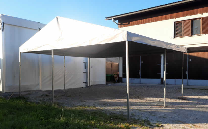 nadstrešek s ponjavo nad počitniško prikolico 