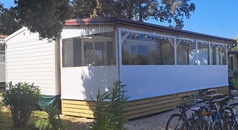 predprostor mobilne hiše izdelan iz ponjav