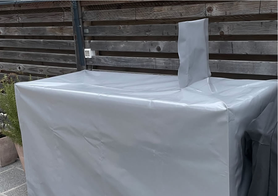 Maßgeschneiderte Abdeckplane für Sommerküche mit Wasserhahn-Ausbuchtung