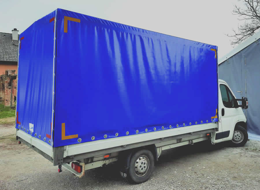 LKW Plane in Blau mit Reflektoren, Sicherheitsplane