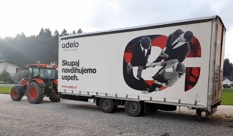 Großer Anhänger mit bedruckter Plane, Werbeplane