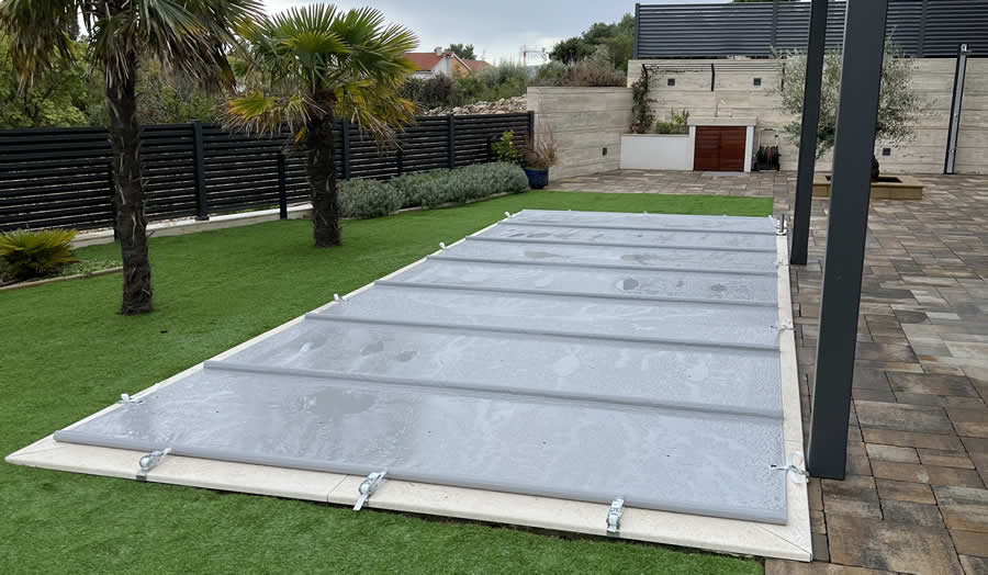 Poolabdeckung mit Querträgern, Schutz vor Kindern und Haustieren