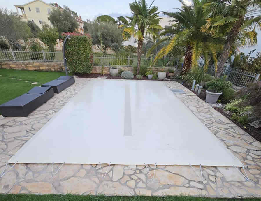 Poolabdeckung mit Filternetz für Wasserablauf