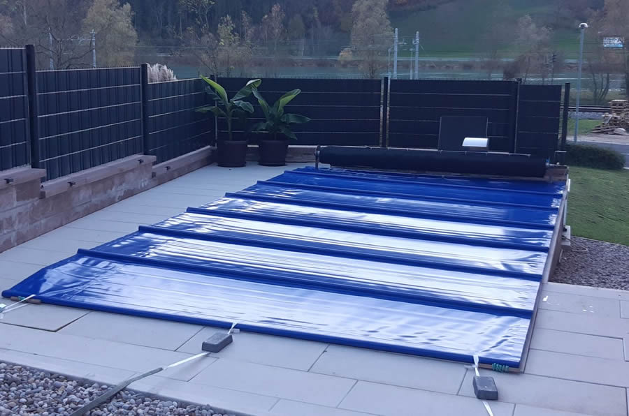Blaue Poolabdeckung für Einbaupool