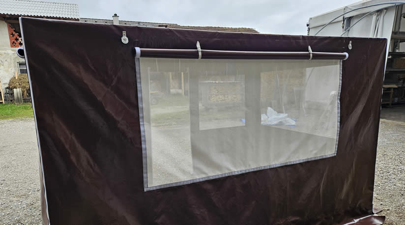 okno letne kamp kuhinje iz mrežasteha materiala 