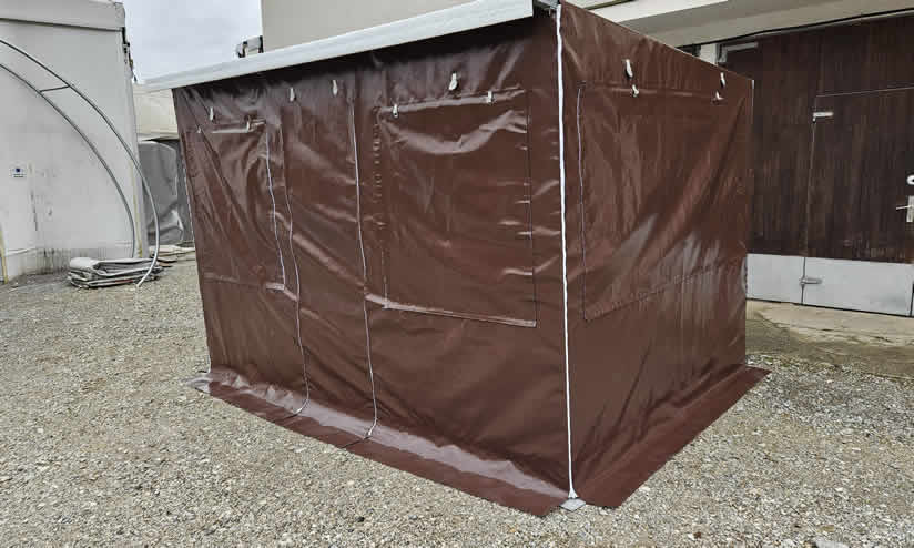 kompletno zaprta letna kuhinja