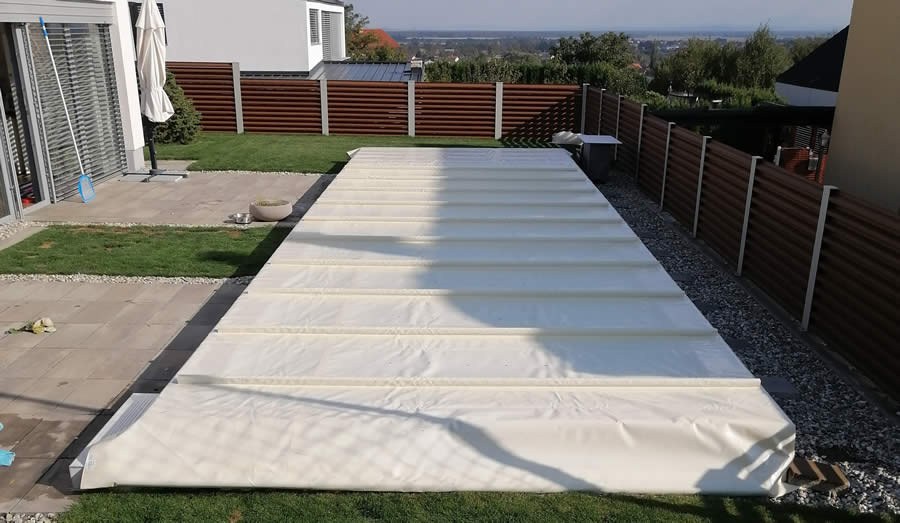 ponjava za bazen s kovinskimi cevmi v bež barvi